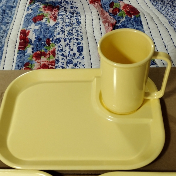 Vintage Rubbermaid Set of 3 Yellow Melamine Trays With‎ Cups - Picture 4 of 12